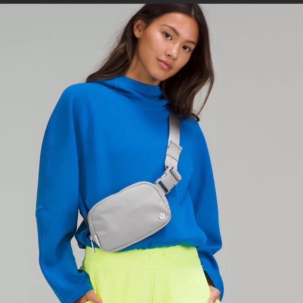 🤍NWT Lululemon Everywhere Belt Bag Color Silver Drop